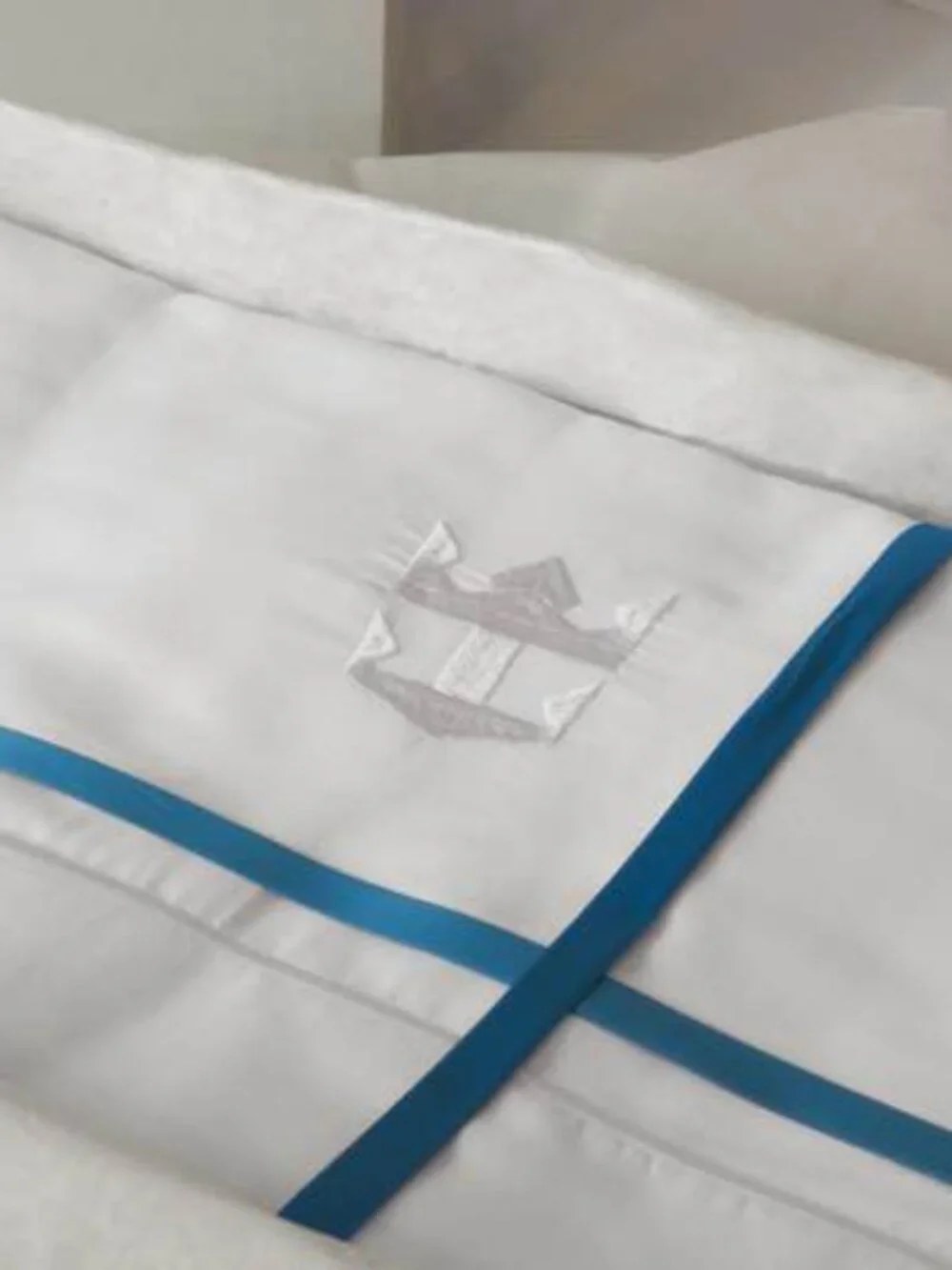 OPEN BOX Royal Carribean  Bedding Collection White QUEEN 100%  5PCS Bedding Set